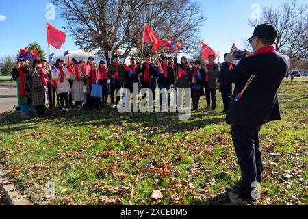 Canberra, Australia. 16 giugno 2024. Patrioti cinesi che tengono bandiere nazionali cinesi e australiane, posano per le foto di gruppo. Centinaia di patrioti cinesi hanno accolto il Premier cinese li Qiang durante la sua visita a Canberra. Li Qiang, il secondo ufficiale più alto in Cina, è il primo Premier cinese a visitare l'Australia in sette anni. (Foto di George Chan/SOPA Images/Sipa USA) credito: SIPA USA/Alamy Live News Foto Stock