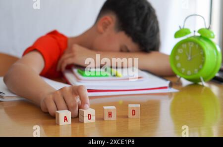 bambino con disturbo da deficit di attenzione frustrato facendo i compiti, importanza dei bisogni educativi e particolare attenzione a questo problema. Foto Stock