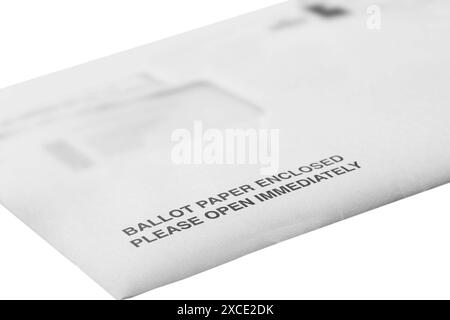 Ballot paper lettera di voto postale per le elezioni in Inghilterra. Isolato su sfondo bianco Foto Stock