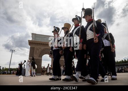 Mosca, Russia. 16 giugno 2024. I reenattori partecipano a una solenne parata di fanteria e cavalleria degli eserciti di Francia e Russia con una marcia attraverso l'Arco di Trionfo di San Martino presso il luogo del festival 'Cattura di Parigi. L'anno 1814 del festival "Times and Epochs", a Mosca, in Russia. Crediti: Nikolay Vinokurov/Alamy Live News Foto Stock