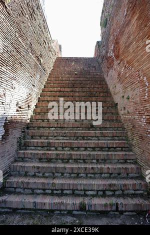 Benevento - scalinata di accesso alle gradinate superiori del Teatro Romano Foto Stock