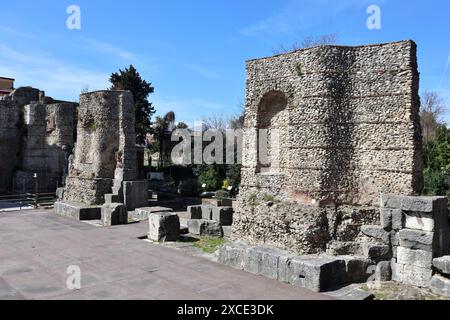 Benevento - Palcoscenico del Teatro Romano dalle gradinate superiori Foto Stock