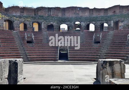 Benevento - Gradinate del Teatro Romano dal palcoscenico Foto Stock