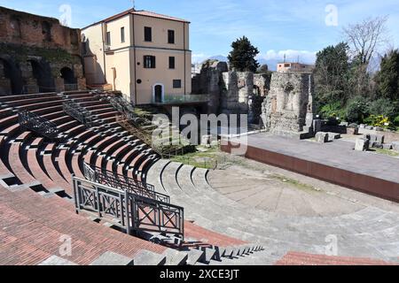 Benevento - Chiesa di Santa Maria della Verita dalle gradinate del Teatro Romano Foto Stock