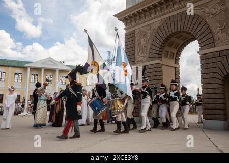 Mosca, Russia. 16 giugno 2024. I reenattori partecipano a una solenne parata di fanteria e cavalleria degli eserciti di Francia e Russia con una marcia attraverso l'Arco di Trionfo di San Martino presso il luogo del festival 'Cattura di Parigi. L'anno 1814 del festival "Times and Epochs", a Mosca, in Russia. Crediti: Nikolay Vinokurov/Alamy Live News Foto Stock