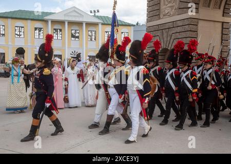 Mosca, Russia. 16 giugno 2024. I reenattori partecipano a una solenne parata di fanteria e cavalleria degli eserciti di Francia e Russia con una marcia attraverso l'Arco di Trionfo di San Martino presso il luogo del festival 'Cattura di Parigi. L'anno 1814 del festival "Times and Epochs", a Mosca, in Russia. Crediti: Nikolay Vinokurov/Alamy Live News Foto Stock