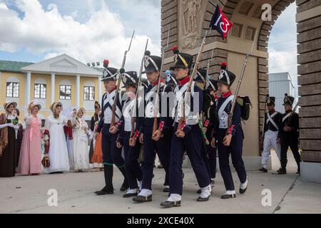 Mosca, Russia. 16 giugno 2024. I reenattori partecipano a una solenne parata di fanteria e cavalleria degli eserciti di Francia e Russia con una marcia attraverso l'Arco di Trionfo di San Martino presso il luogo del festival 'Cattura di Parigi. L'anno 1814 del festival "Times and Epochs", a Mosca, in Russia. Crediti: Nikolay Vinokurov/Alamy Live News Foto Stock