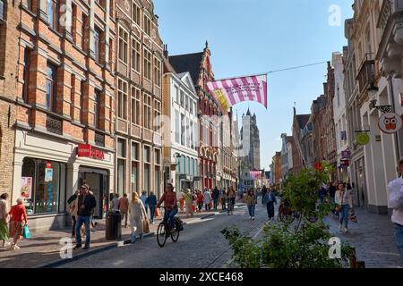 Bruges, Belgio; giugno,06,2024;la torre della cattedrale di SaintSalvator e i vecchi tetti a Bruges e in una giornata di sole in Belgio Foto Stock