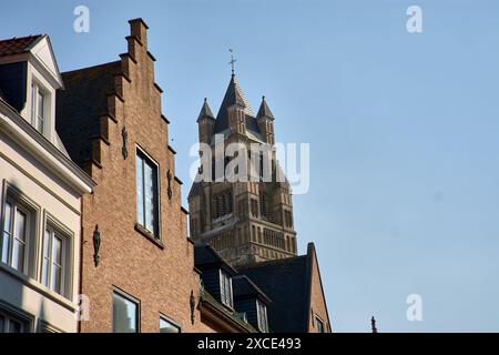 Bruges, Belgio; giugno,06,2024;la torre della cattedrale di SaintSalvator e i vecchi tetti a Bruges e in una giornata di sole in Belgio Foto Stock