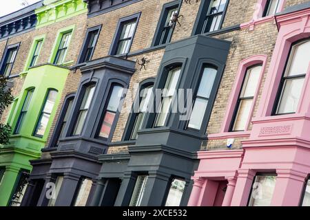 04/01/2023, Londra, vista ravvicinata delle facciate vibranti e colorate nel quartiere di Notting Hill. L'immagine mostra l'affascinante e pittoresco Foto Stock
