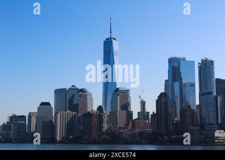 15/03/2022, New York, One World Trade Center si erge alto nel centro di Manhattan, New York City. Questo iconico grattacielo, noto anche come Freedom Tower Foto Stock