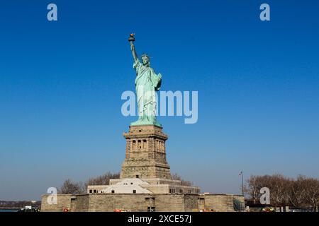 15/03/2022, New York, Statua della libertà situata su Liberty Island a Manhattan, New York City. Questo monumento storico è un simbolo di libertà e democ Foto Stock