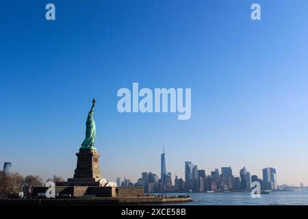 15/03/2022, New York, Vista panoramica della Statua della libertà con l'iconico skyline di Manhattan sullo sfondo. Questa immagine cattura il mese storico Foto Stock