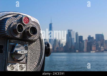 15/03/2022, New York, perditi la vista del binocolo utilizzato per osservare l'iconico skyline di Manhattan. i binocoli offrono una vista panoramica e dettagliata di Foto Stock