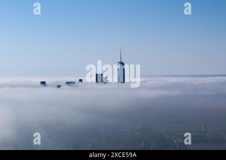 15/03/2022, New York, vista panoramica catturata dalla piattaforma di osservazione Edge nel centro di Manhattan, che mostra l'iconico One World Trade Center risin Foto Stock