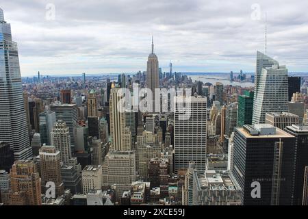 15/03/2022, New York, vista di Manhattan dalla piattaforma di osservazione Top of the Rock, che presenta l'iconico Empire State Building in primo piano nel cente Foto Stock