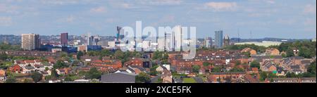 Una vista panoramica del centro di Leeds presa a distanza da West Leeds. Altus House è attualmente l'edificio più alto di Leeds & Yorkshire Foto Stock