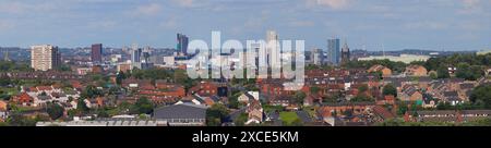 Una vista panoramica del centro di Leeds presa a distanza da West Leeds. Altus House è attualmente l'edificio più alto di Leeds & Yorkshire Foto Stock