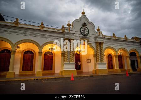 Colonnato arcade nella Piazza centrale, Granada, Nicaragua Foto Stock