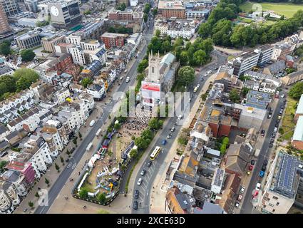 Brighton, Regno Unito. 16 giugno 2024. Veduta aerea generale dei tifosi inglesi al Fanpark in vista della partita Serbia-Inghilterra a Central Park, York Place, Brighton, Inghilterra, Regno Unito il 16 giugno 2024 Credit: Every Second Media/Alamy Live News Foto Stock