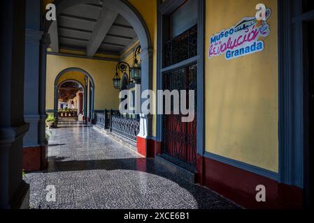 Colonnato arcade nella Piazza centrale, Granada, Nicaragua Foto Stock