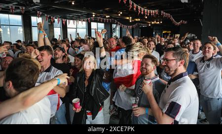 Londra, Regno Unito. 16 giugno 2024. I tifosi dell'Inghilterra festeggiano con la squadra in vantaggio 1:0 dopo il primo tempo. I tifosi di calcio guardano la partita Inghilterra-Serbia, la partita di apertura di Euro 2024 dell'Inghilterra, al 4TheFans Dalston Roof Park di Londra. Crediti: Imageplotter/Alamy Live News Foto Stock