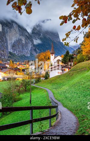 Lauterbrunnen, Svizzera al crepuscolo durante la stagione autunnale. Foto Stock