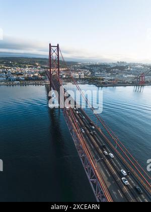 25 aprile, ponte a Lisbona, ripresa verticale Foto Stock