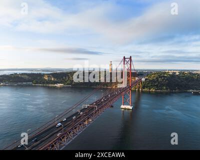 Ripresa aerea del famoso ponte rosso della città di Lisbona Foto Stock