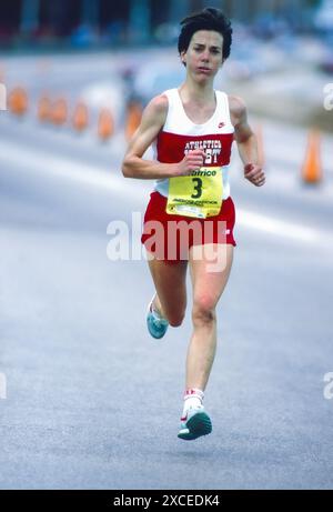 Joan Benoit gareggia nella Maratona di Chicago 1985 a 25 Mile Foto Stock