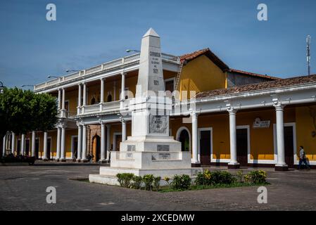 Plaza de la Independencia, Piazza dell'indipendenza, conosciuta anche come "Plaza de los Leones", con l'obelisco dedicato agli eroi della lotta del 1821 Foto Stock