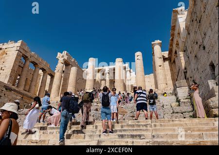 20.05.2024, xovx, Reise, Architektur, Athen - Griechenland Blick auf den Eingang zur Festungs- und Tempelanlage der Akropolis von Athen, in der Hauptsatdt Griechenlands. Der Begriff Akropolis Oberstadt, auch Akropole genannt, bezeichnet im ursprünglichen Sinn den zu einer antiken griechischen Stadt gehörenden Burgberg beziehungsweise die Wehranlage, die zumeist auf der höchsten Erhebung nahe der Stadt erbaut wurde. Die Akropolis von Athen ist die bekannteste der Welt. Athen Akropolis Athen Griechenland *** 20 05 2024, xovx, viaggi, architettura, Atene Grecia Vista dell'ingresso al fortre Foto Stock