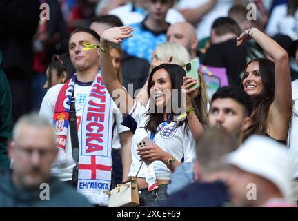 Ellie Alderson, partner dell'inglese Ollie Watkins, davanti alla partita UEFA Euro 2024 del gruppo C all'Arena AufSchalke di Gelsenkirchen, Germania. Data foto: Domenica 16 giugno 2024. Foto Stock