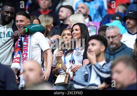 Ellie Alderson, partner dell'inglese Ollie Watkins, davanti alla partita UEFA Euro 2024 del gruppo C all'Arena AufSchalke di Gelsenkirchen, Germania. Data foto: Domenica 16 giugno 2024. Foto Stock