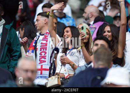 Ellie Alderson, partner dell'inglese Ollie Watkins, davanti alla partita UEFA Euro 2024 del gruppo C all'Arena AufSchalke di Gelsenkirchen, Germania. Data foto: Domenica 16 giugno 2024. Foto Stock