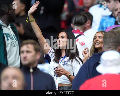 Ellie Alderson, partner dell'inglese Ollie Watkins, davanti alla partita UEFA Euro 2024 del gruppo C all'Arena AufSchalke di Gelsenkirchen, Germania. Data foto: Domenica 16 giugno 2024. Foto Stock