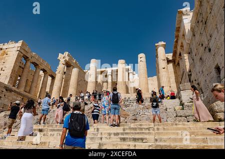 20.05.2024, xovx, Reise, Architektur, Athen - Griechenland Blick auf den Eingang zur Festungs- und Tempelanlage der Akropolis von Athen, in der Hauptsatdt Griechenlands. Der Begriff Akropolis Oberstadt, auch Akropole genannt, bezeichnet im ursprünglichen Sinn den zu einer antiken griechischen Stadt gehörenden Burgberg beziehungsweise die Wehranlage, die zumeist auf der höchsten Erhebung nahe der Stadt erbaut wurde. Die Akropolis von Athen ist die bekannteste der Welt. Athen Akropolis Athen Griechenland *** 20 05 2024, xovx, viaggi, architettura, Atene Grecia Vista dell'ingresso al fortre Foto Stock