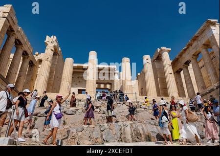 20.05.2024, xovx, Reise, Architektur, Athen - Griechenland Blick auf den Eingang zur Festungs- und Tempelanlage der Akropolis von Athen, in der Hauptsatdt Griechenlands. Der Begriff Akropolis Oberstadt, auch Akropole genannt, bezeichnet im ursprünglichen Sinn den zu einer antiken griechischen Stadt gehörenden Burgberg beziehungsweise die Wehranlage, die zumeist auf der höchsten Erhebung nahe der Stadt erbaut wurde. Die Akropolis von Athen ist die bekannteste der Welt. Athen Akropolis Athen Griechenland *** 20 05 2024, xovx, viaggi, architettura, Atene Grecia Vista dell'ingresso al fortre Foto Stock