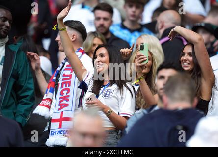 Ellie Alderson, partner dell'inglese Ollie Watkins, davanti alla partita UEFA Euro 2024 del gruppo C all'Arena AufSchalke di Gelsenkirchen, Germania. Data foto: Domenica 16 giugno 2024. Foto Stock