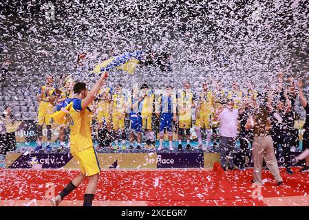 Osijek, Croazia. 16 giugno 2024. I giocatori dell'Ucraina celebrano durante la cerimonia della medaglia per la finale della CEV Volley European Golden League 2024 maschile tra Croazia e Ucraina al Gradski vrt Sports Hall di Osijek, Croazia, il 16 giugno 2024. Foto: Davor Javorovic/PIXSELL credito: Pixsell/Alamy Live News Foto Stock