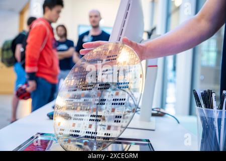 Lange Nacht der Wissenschaften 2024 Zur Langen Nacht der Wissenschaften öffnen Dresdner Hochschulen, außeruniversitäre Forschungseinrichtungen und wissenschaftsnahe Unternehmen ihre Häuser, lavoro, Hörsäle und Archive für die Öffentlichkeit. In vielfältigen Vorträgen, Experimenten, Führungen, Ausstellungen und Filmen können die Besucherinnen und Besucher Naturwissenschaft und Technik, Forschung und Innovation, Kunst und Kultur ganz nah erleben. Fraunhofer IIS/ EAS, Infineon, dimostrazioni Chipherstellung. Dresden Sachsen Deutschland *** lunga notte delle Scienze 2024 per la lunga notte del Foto Stock