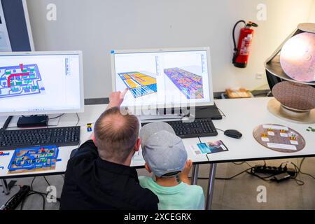 Lange Nacht der Wissenschaften 2024 Zur Langen Nacht der Wissenschaften öffnen Dresdner Hochschulen, außeruniversitäre Forschungseinrichtungen und wissenschaftsnahe Unternehmen ihre Häuser, lavoro, Hörsäle und Archive für die Öffentlichkeit. In vielfältigen Vorträgen, Experimenten, Führungen, Ausstellungen und Filmen können die Besucherinnen und Besucher Naturwissenschaft und Technik, Forschung und Innovation, Kunst und Kultur ganz nah erleben. Fraunhofer IIS/ EAS, Infineon, dimostrazioni Chipherstellung. Dresden Sachsen Deutschland *** lunga notte delle Scienze 2024 per la lunga notte del Foto Stock