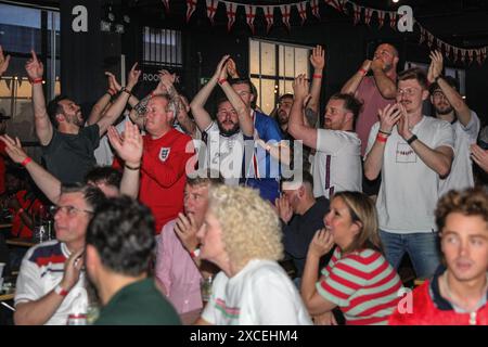 Londra, Regno Unito. 16 giugno 2024. I tifosi inglesi festeggiano mentre la loro squadra vince 1:0 contro la Serbia. I tifosi di calcio guardano la partita Inghilterra-Serbia, la partita di apertura di Euro 2024 dell'Inghilterra, al 4TheFans Dalston Roof Park di Londra. Crediti: Imageplotter/Alamy Live News Foto Stock