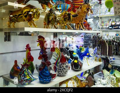 Souvenir dal vetro di Murano nel negozio di articoli da regalo di Venezia Foto Stock