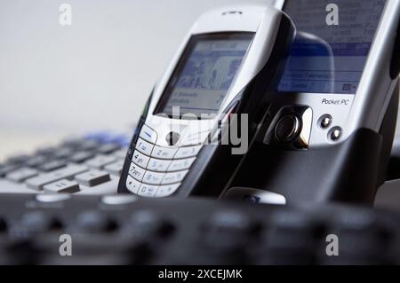 Telefono cellulare e PDA Pocket PC con bluetooth, calcolatrice e tastiera PC Foto Stock