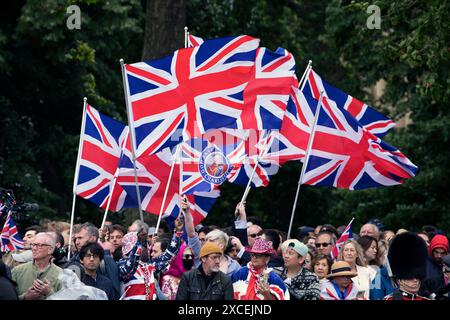 Realisti che sventolano Union Jack Flags Trooping the Colour Color Londra 2024 Foto Stock