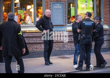 Brentwood Essex 16 giugno 2024 tifosi che si divertono nella partita Euros England nei pub locali di Brentwood Essex in mezzo alla stretta polizia credito: Ian Davidson/Alamy Live News Foto Stock