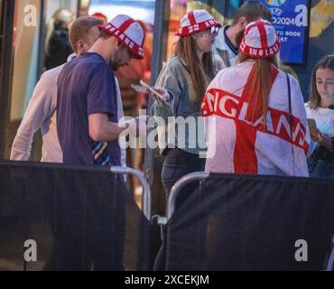 Brentwood Essex 16 giugno 2024 tifosi che si divertono nella partita Euros England nei pub locali di Brentwood Essex in mezzo alla stretta polizia credito: Ian Davidson/Alamy Live News Foto Stock