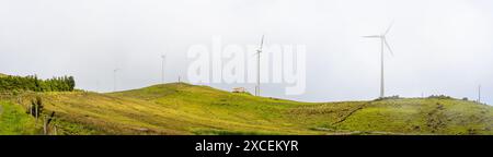 Vista panoramica delle turbine eoliche in cima in una giornata nebbiosa. Isola di São Jorge-Azzorre-Portogallo. Foto Stock