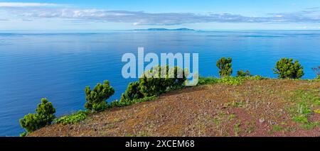 Dal paesaggio all'isola di Graciosa attraverso il punto panoramico e l'area ricreativa con altalena in cima alla Faja de Joao Dias. Foto Stock